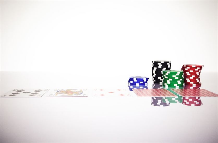 Revealing the Hidden Truth: Straight vs. Flush Hands Decoded in Poker